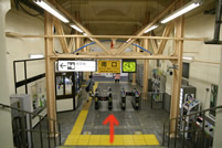2. 南口改札を出たら、右へ