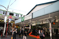 1. 電車を降り、改札へ